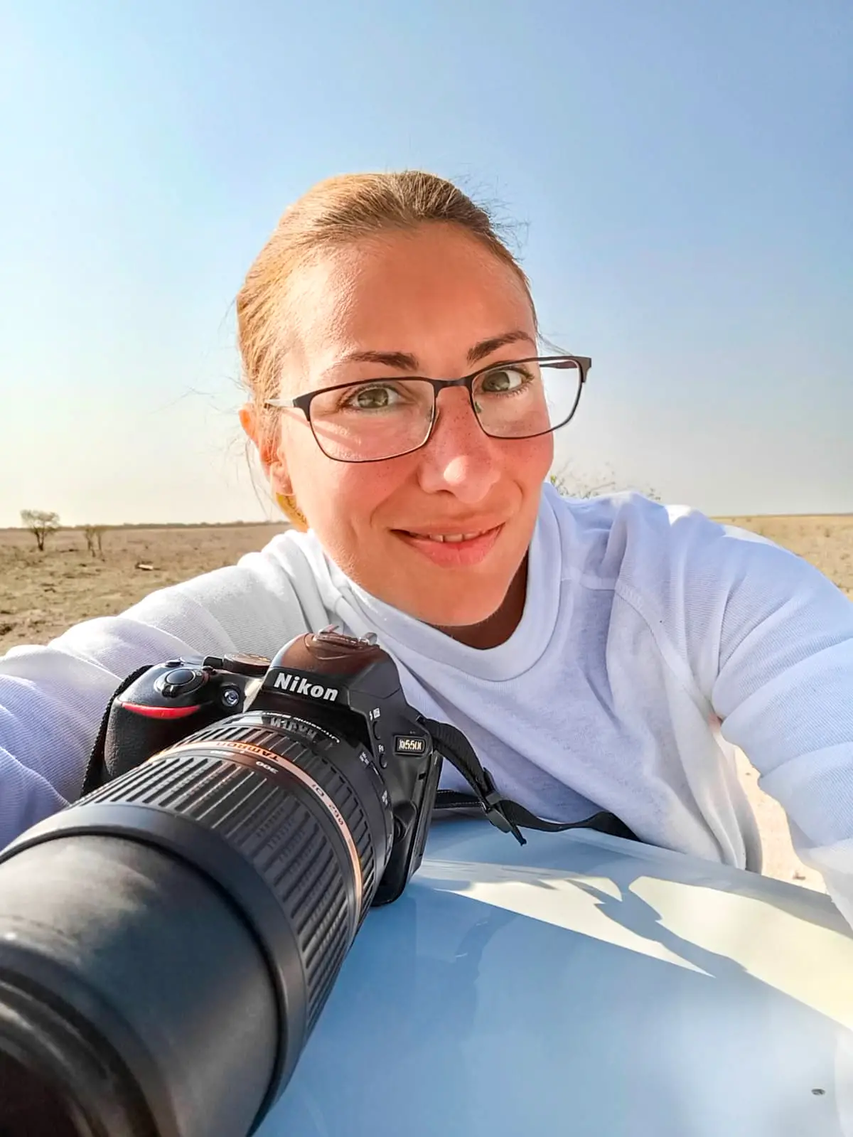 Adriana Chiabrera, guida safari, con la fotocamera nel deserto